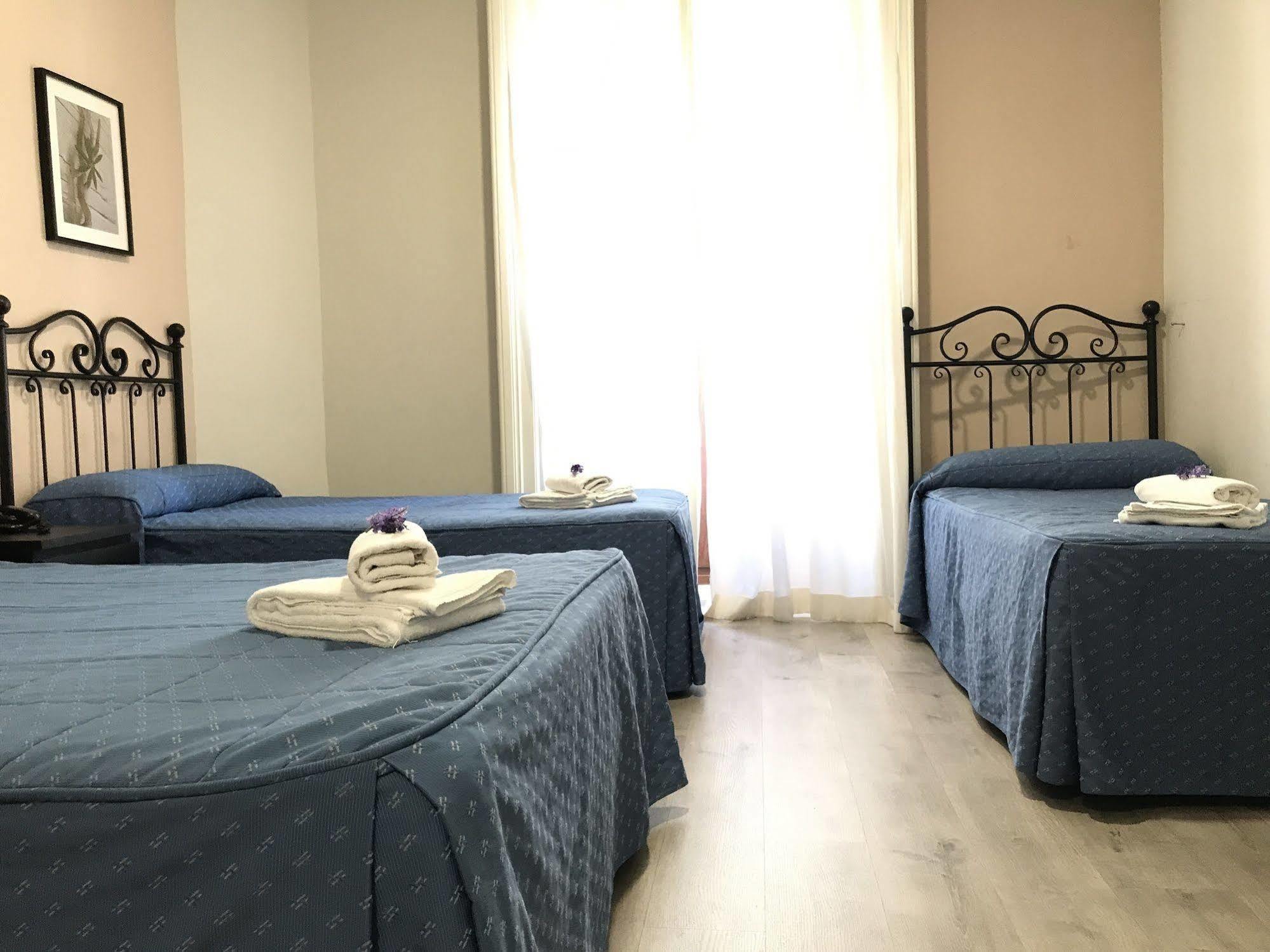 Hostal El Pilar Madrid Kültér fotó