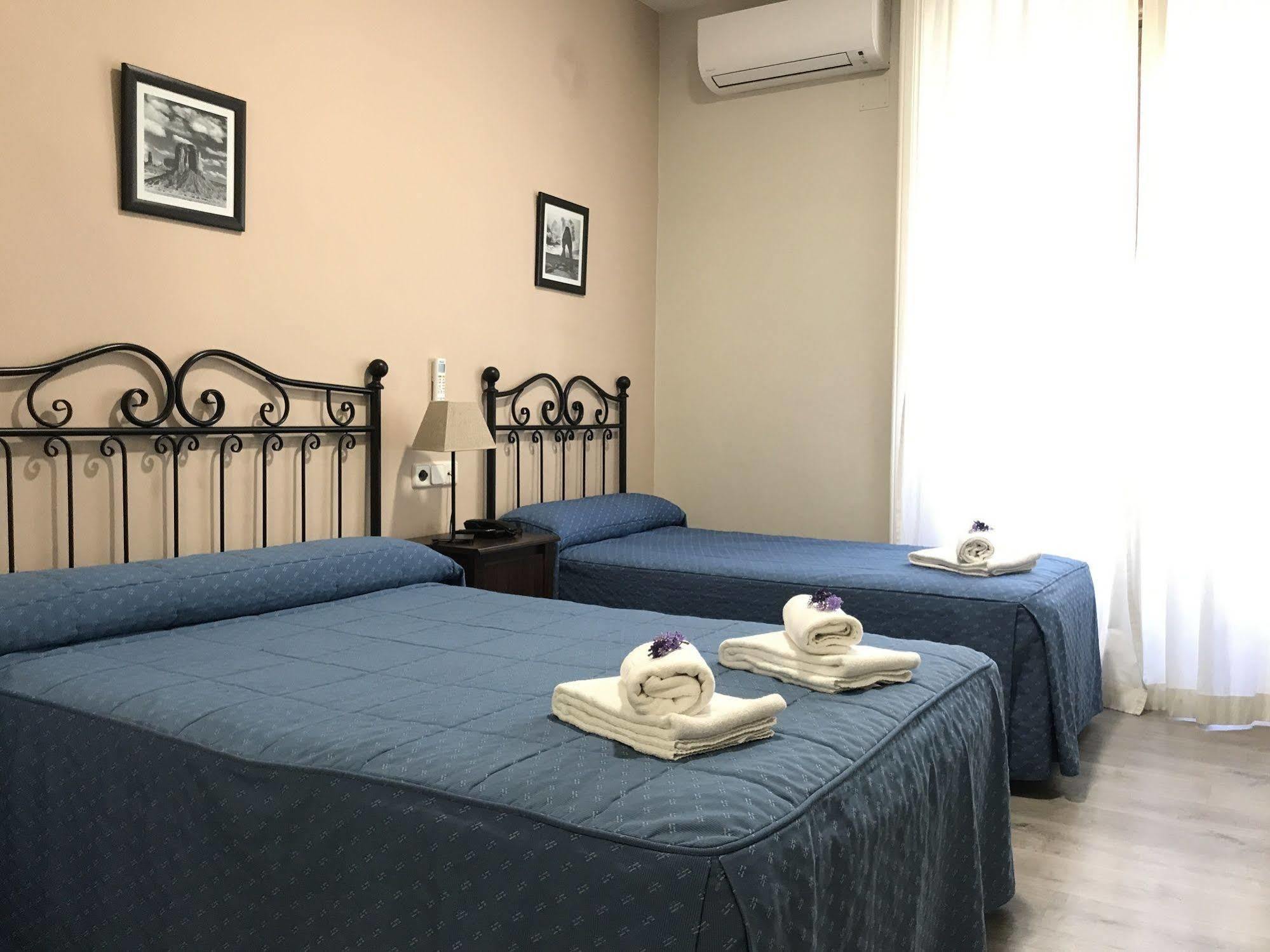 Hostal El Pilar Madrid Kültér fotó