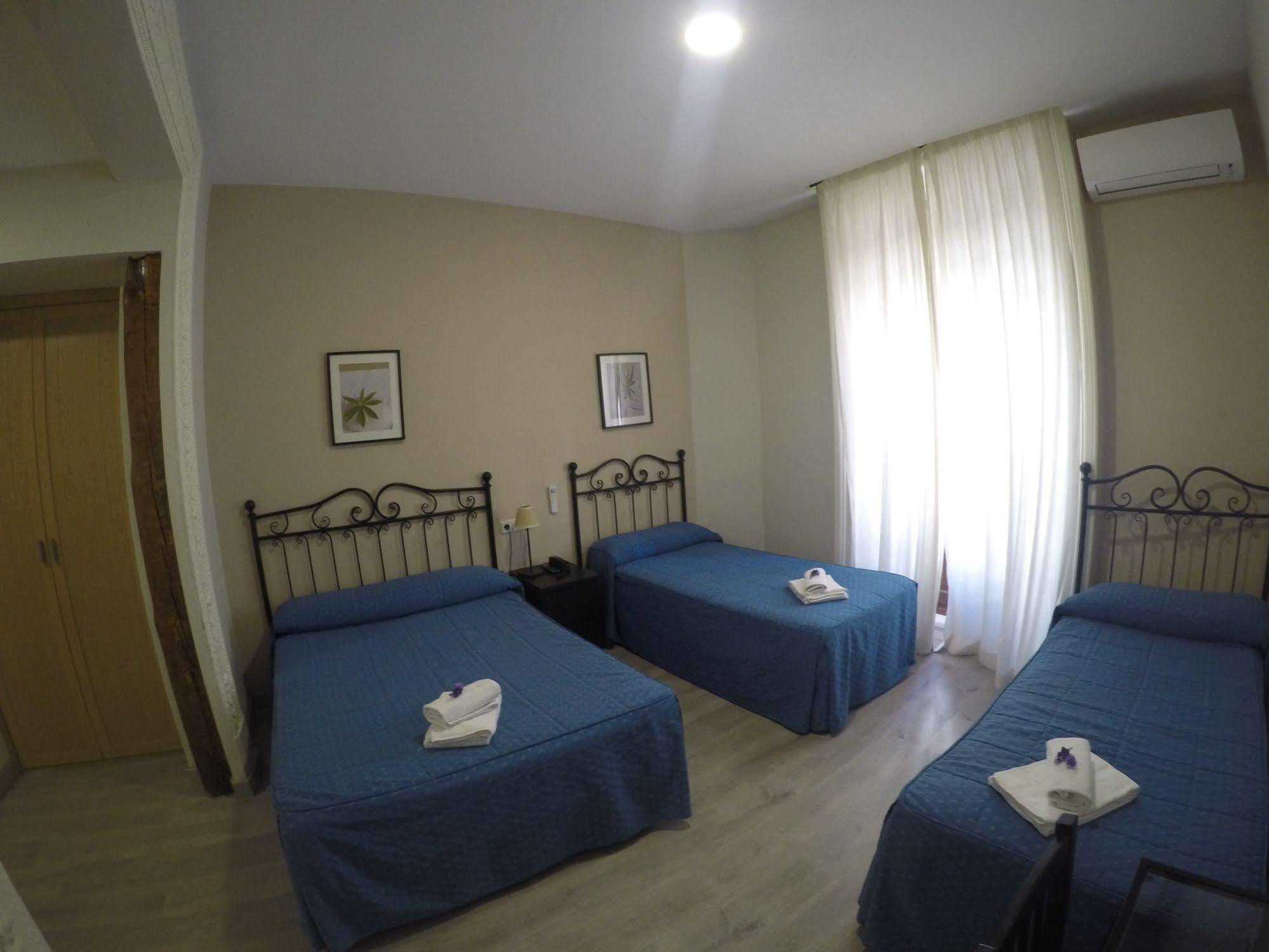 Hostal El Pilar Madrid Kültér fotó