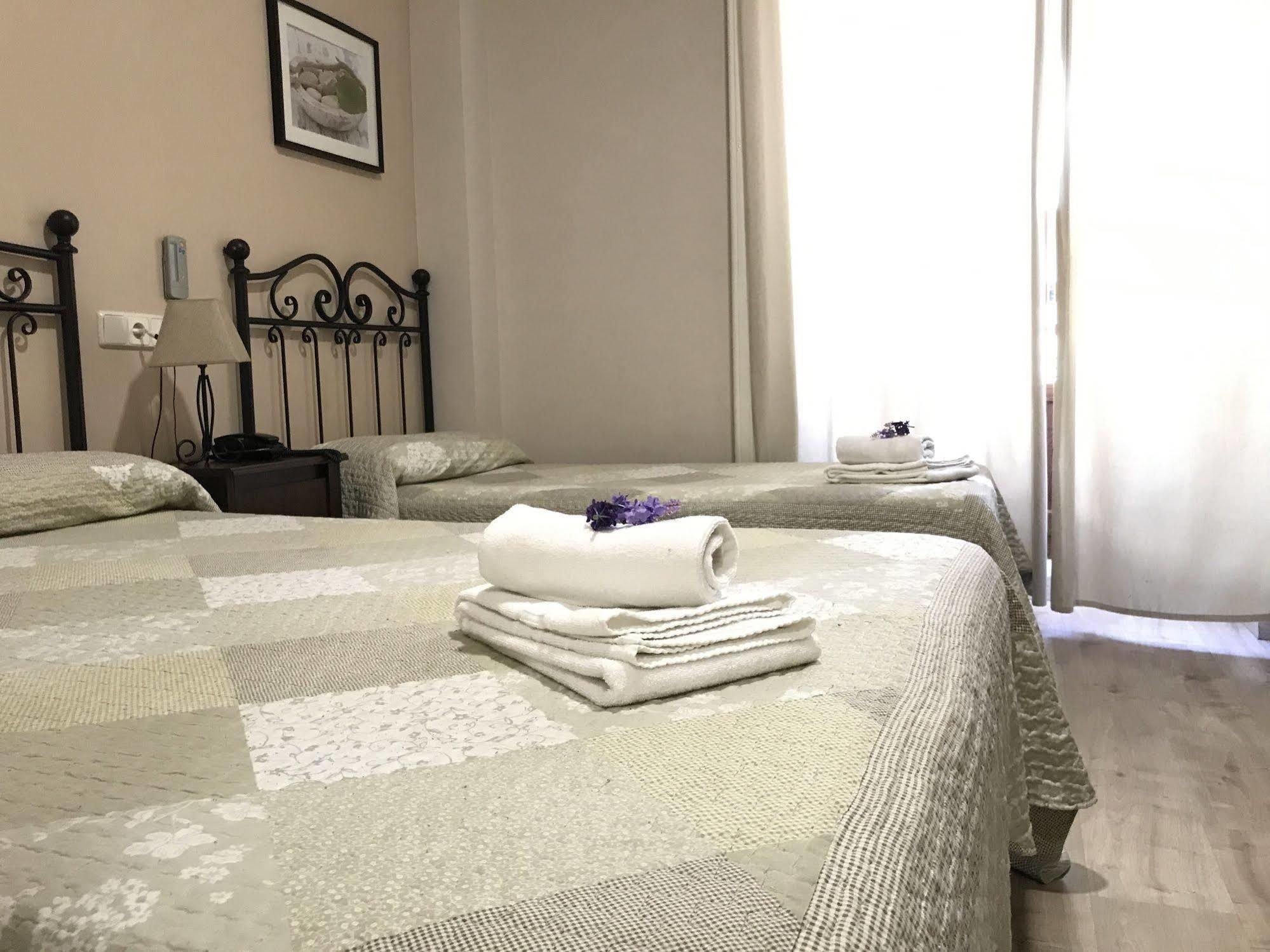 Hostal El Pilar Madrid Kültér fotó